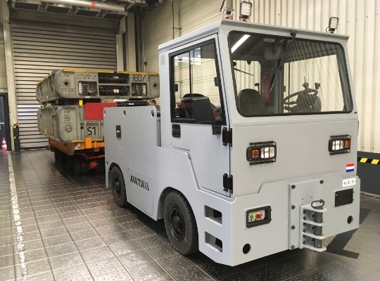 Elektroschlepper ATA E800 beim Transport von Presswerkzeug