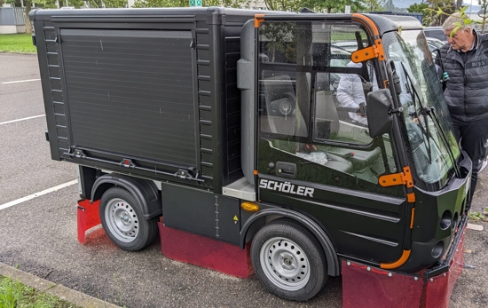 Elektrotransporter SP 1200 mit Aluminiumbox und AGV-Unterfahrschutz