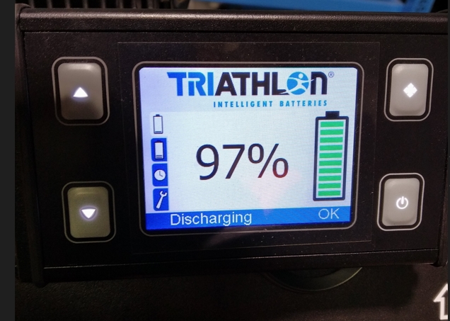 Multifunktionsdisplay auf der Instrumententafel mit Batteriestandsanzeige