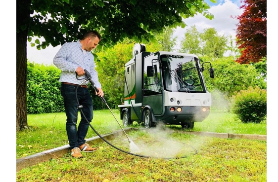 Elektrotransporter Typ 1000 mit Heißwassersprühanlage zur Wildkrautbekämpfung